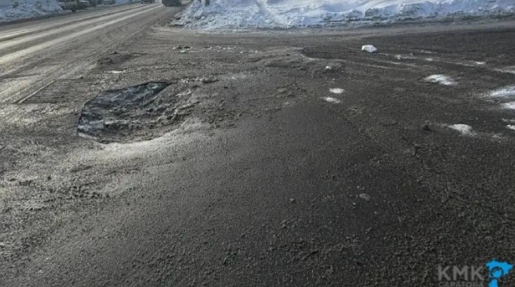 В Саратове под конец зимы начал проваливаться асфальт